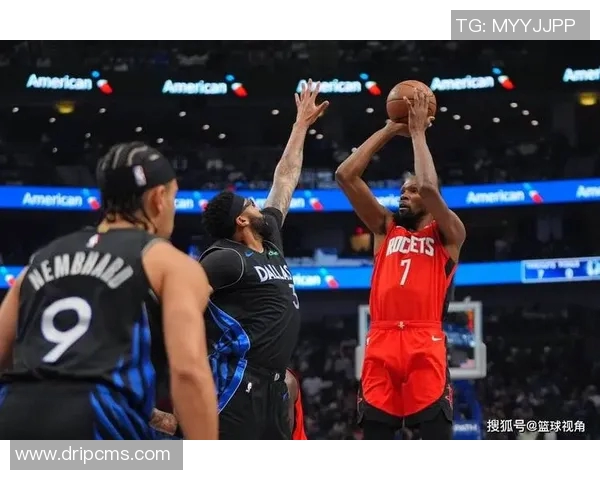 火箭队与独行侠的激烈对决揭示NBA季后赛的悬念与精彩瞬间 火箭队与独行侠的激烈对决揭示NBA季后赛的悬念与精彩瞬间